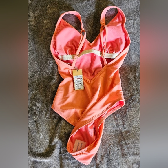 ❤️ Kona Sol One-piece Swimsuit NWT • Coral - Picture 4 of 5
